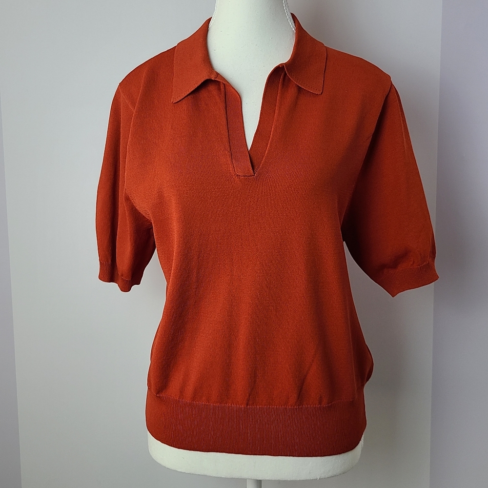 T by Tahari burnt orange v-neck collared short sleeve blouse, sz M (PTP 18.5 in)